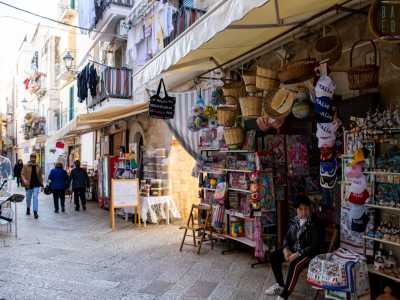Un piccolo bar separa l�attivit� dei Romito da un altro negozio molto simile: manca di una vera insegna ed � presente sulla strada dagli anni 50